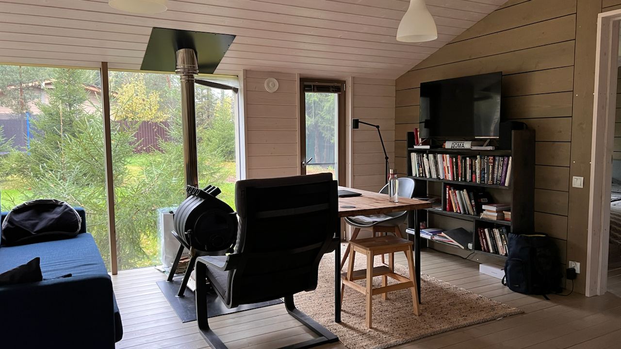 Дом с панорамными окнами и верандой в хвойном лесу