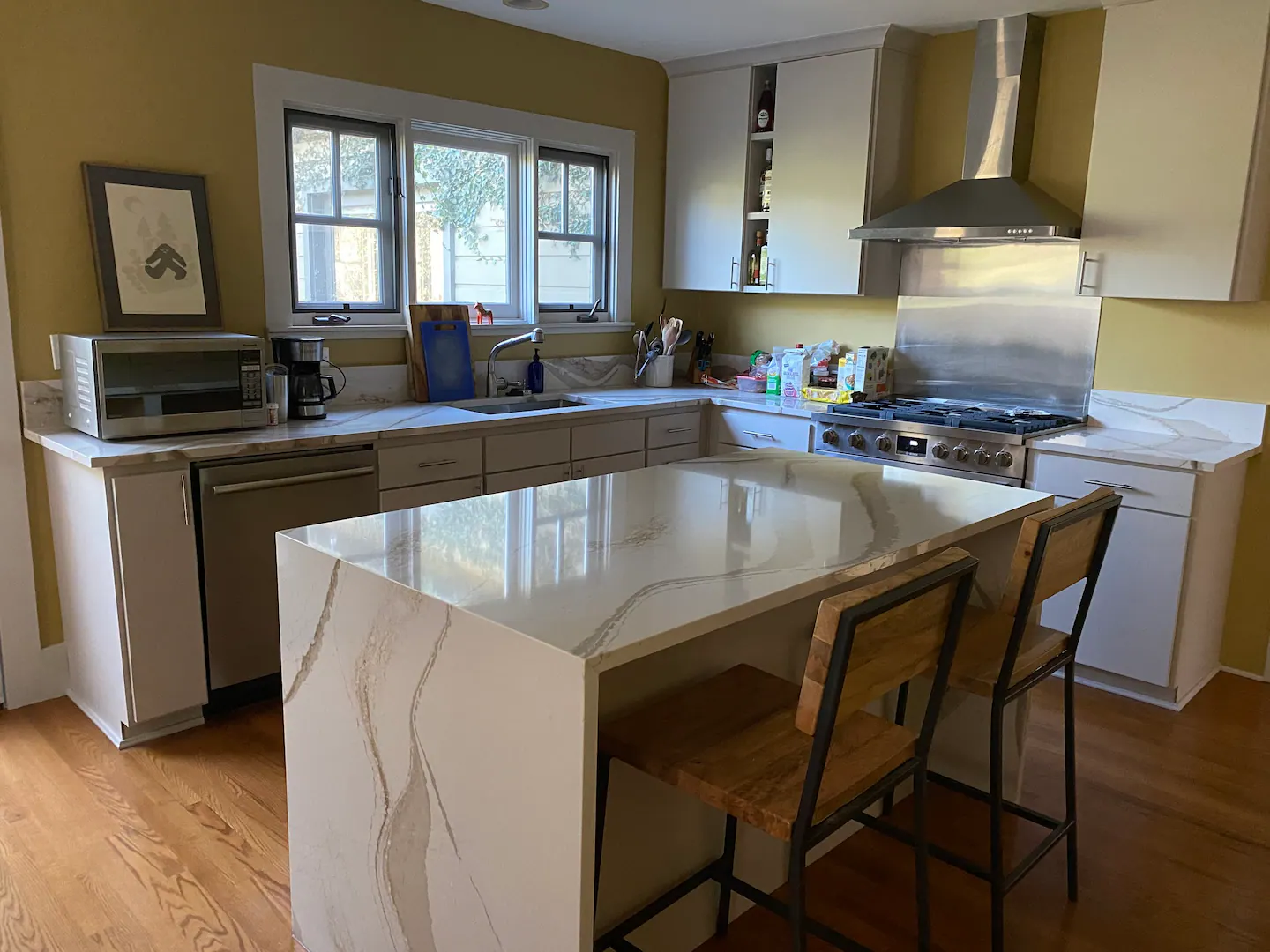 Large room with private bath 1 block from Figueroa