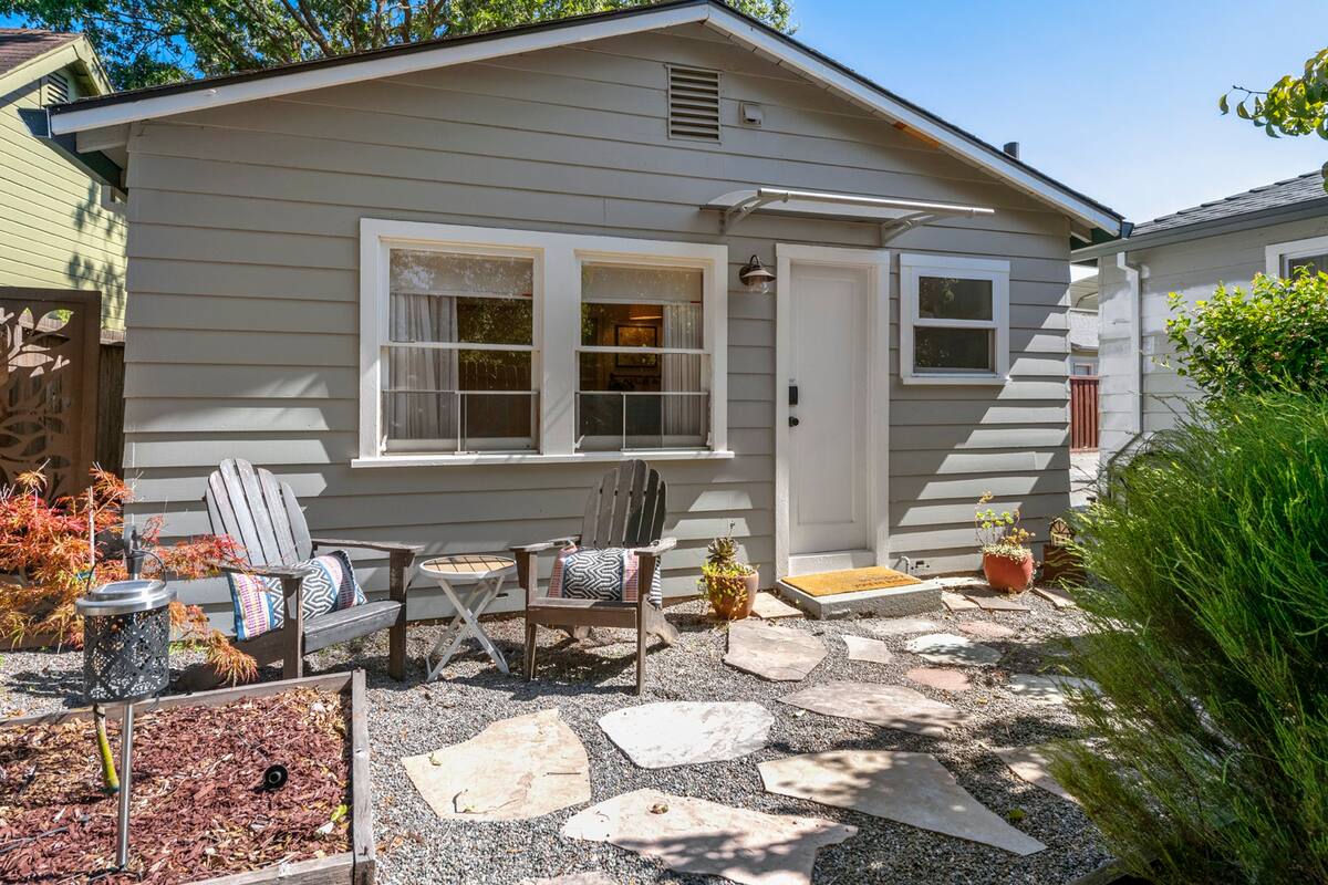 Cozy Private Guest Suite Centrally Located