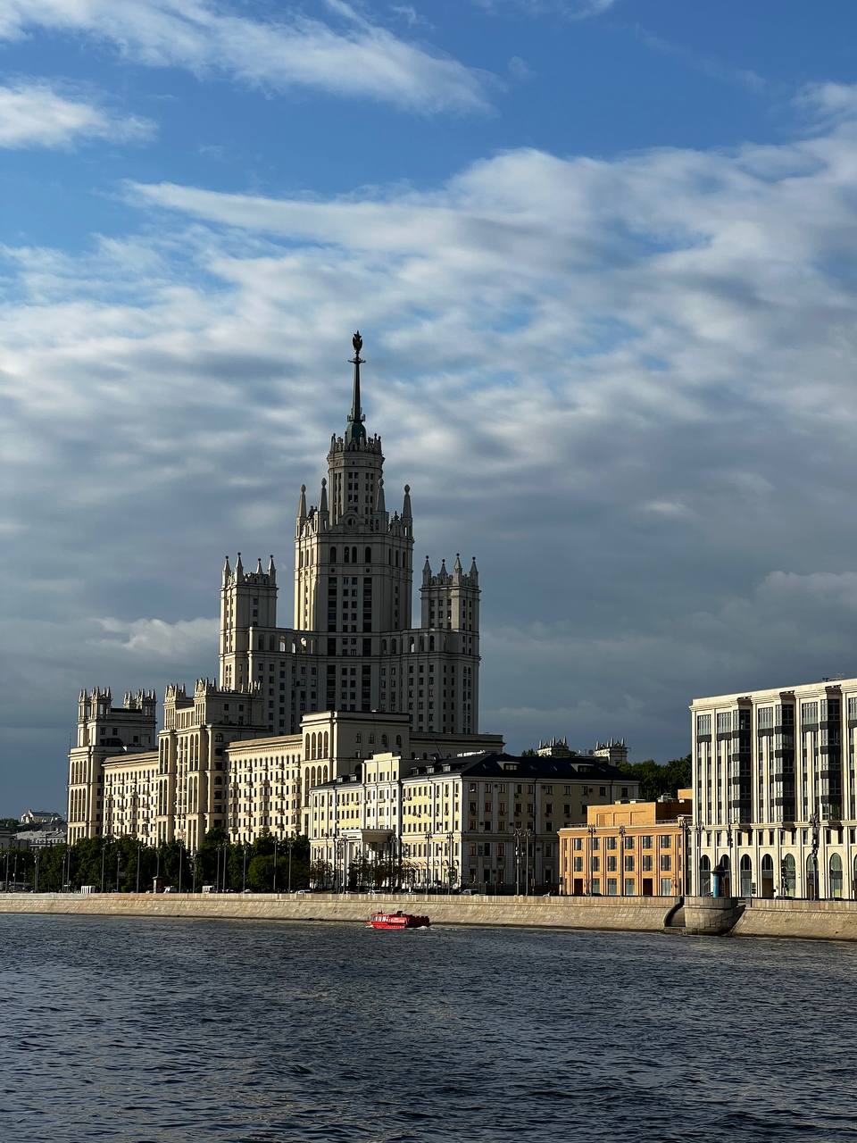 Высотное здание на Котельнической набережной